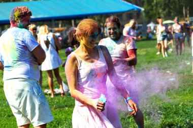 Odessa, Ukrayna - 5 Ağustos 2017: Gençler, bayanlar baylar bayram tatil sırasında renkli toz içine atma iyi eğlenceler. Festivali renkli boya. renkler aşk festival. Renk fest