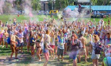Odessa, Ukrayna - 5 Ağustos 2017: Gençler, bayanlar baylar bayram tatil sırasında renkli toz içine atma iyi eğlenceler. Festivali renkli boya. renkler aşk festival. Renk fest