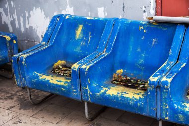 Seyirci için boş eski plastik sandalyeler. Eski küçük yerde boş koltuk sayısı. Çizik aşınmış mavi plastik koltuk önemli fan ziyaretçiler için. Satır plastik fiberglas koltukları platformu feribot otobüste