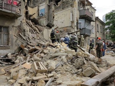  Odessa, Ukrayna - 23 Mayıs: Konut binası deprem sırasında yok. Kurtarma ekipleri ve gönüllü ve askeri ayrı arayışı içinde yaşayan, 23 Mayıs 2013 moloz Odessa, Ukrayna                              
