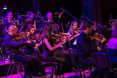 Odessa, Ukrayna 14 Ağustos 2018: Müzikal gösteri, çeşitli Senfoni Orkestrası Odessa Ulusal Opera ve Bale Tiyatrosu sahnesinde. Orkestra Enstrümanları müzisyenler sahne tiyatro sahne,