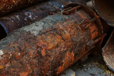 Eski büyük su boruları parçaları. Sonra uzun yıllar çalışma yok edilen metal boru yok edildi. Sebze çelik boru delik korozyon ile. Paslı metal boru. Seçici odak