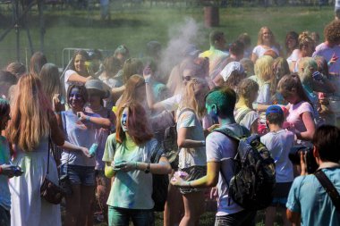 Odessa, Ukrayna - 5 Ağustos 2017: Gençler, bayanlar baylar bayram tatil sırasında renkli toz içine atma iyi eğlenceler. Festivali renkli boya. renkler aşk festival. Renk fest