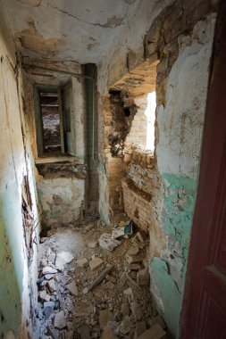 Terk edilmiş bir harabe binada bir antik 18. yy binası mistik iç, kalıntıları. Eski duvarlar, çöp ve çamur ile koridor mahvetti. Kalıp, alçı dekorasyon, kısma yok