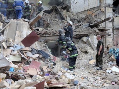 Odessa, Ukrayna - 23 Mayıs: Konut binası deprem sırasında yok. Kurtarma ekipleri ve gönüllü ve askeri ayrı arayışı içinde yaşayan, 23 Mayıs 2013 moloz Odessa, Ukrayna