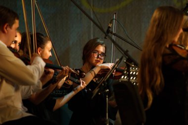 Odessa, Ukrayna - 19 Temmuz 2018: sahne alanı'nda Senfoni Orkestrası. Müzikal gösteri sahne tiyatro. Müzisyenler Senfoni Orkestrası, müzik aletleri. Caz Orkestrası sahne alanı'nda. Seçici odak