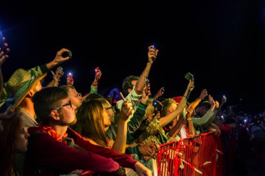 Odessa, Ukrayna-25 Ağustos 2017: büyük kalabalık, gün boyunca rock konseri sırasında müzik hayranları göster. Seyirci kum Beach müzik ve spor Z-Oyunlar Festivali sırasında