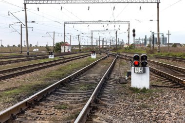 Odessa, Ukrayna - 28 Eylül 2015: Ukrayna Demiryolları trenlerle yük hareketi. Demiryolu kavşak. Demiryolu üzerinde işaretler. Tren trafik ışıkları. Biçimini değiştirme.