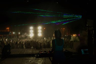 Odessa, Ukrayna - 5 Ağustos 2017: gösteri ışıklar. Lazer gösterisi. Gece kulübünde dj partileri müzik, ses parlak ışık ile dans kullanın. Club gece ışık dj parti kulübü. Duman ve ışıklar ile araba