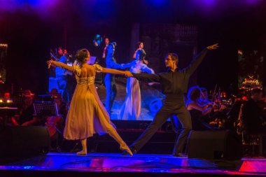 Odessa, Ukrayna - Ağustos 8,2018: bale dansçıları çifti ise şarkı şarkıcı aşkın romantik dansı dans etmek. Kadın ve erkek birlikte beyaz dans sahnede dans ediyorlar. Bale ve modern koreografi