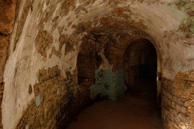 Bir yeraltı şarap mahzeni tünelde terk edilmiş bir. Yeraltı mezarlığı girişi. Zindan eski kalesine. Koyu evreleme için yaratıcı arka plan olarak. Antik zindan mistik iç