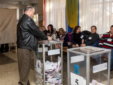 Odessa, Ukrayna - 25 Ekim 2015: bölgesel siyasi yerel milletvekilleri ve belediye başkanları da seçimleri sırasında yoklama istasyonu. Seçmenler oy almak ve kapalı oy sandığı dökme.