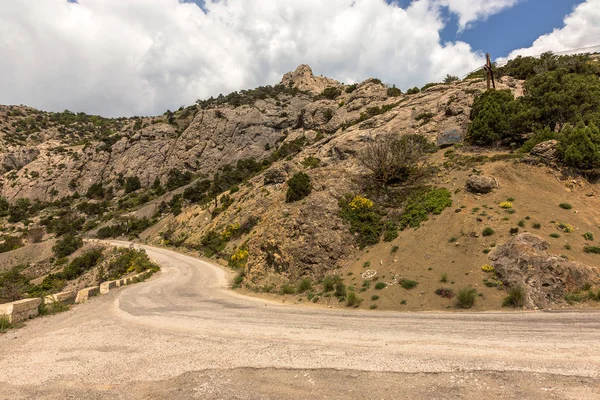 Boa Estrada Asfaltada Longo Das Montanhas Altas Rochosas Pitorescas Crimeia — Fotografia de Stock