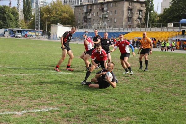 オデッサ ウクライナ 2018 ウクライナの選手権のラグビー の最強チームの最後の試合 フィールド上にラグビー ボール ラグビーの試合は ボールの重い戦いです フィールド上のチーム選手選手 — ストック写真
