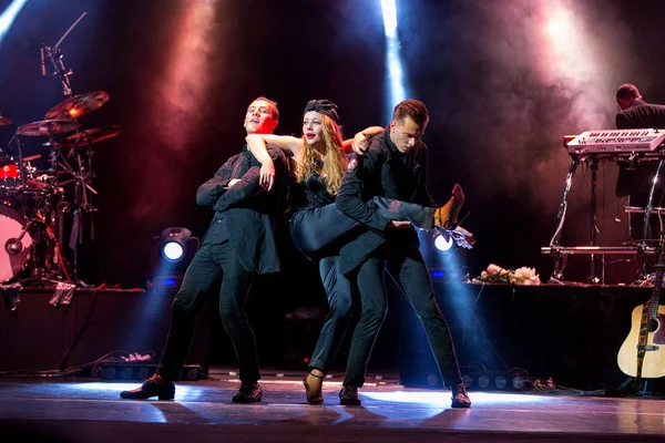 乌克兰奥德萨 2014年6月20日 在一家夜总会的音乐会上 在创意灯光和音乐表演期间 舞台上的烟雾在俱乐部聚会上 Tina Karol 乌克兰和她的爵士乐队 — 图库照片