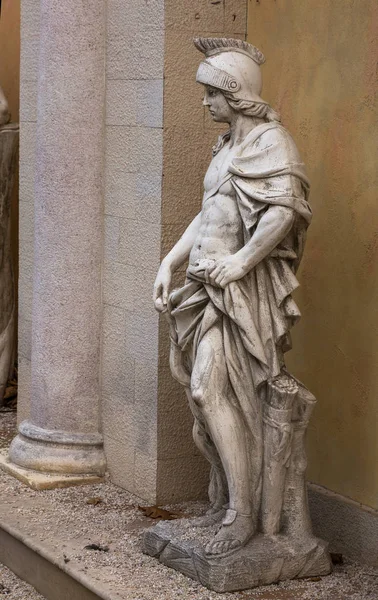 Copies Classic Greek Statues Adorn Facade Abandoned Hotel Plaster Copies — Stock Photo, Image