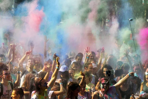 奥德萨 乌克兰 2017年8月5日 年轻人 男孩和女孩在霍利假期有乐趣 扔五颜六色的粉末到对方 彩色画节 颜色的节日爱 彩色节日 — 图库照片