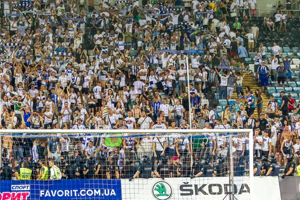 オデッサ ウクライナ 2018 サッカー スタジアムで観客の群衆 訪問者には スタジアムのスタンドが満ちています スタジアムでサッカーのファンです 立つ喜び ライトの火と手を振る旗のファン — ストック写真