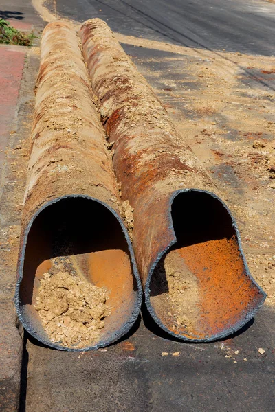 Eski büyük su boruları parçaları. Sonra uzun yıllar çalışma yok edilen metal boru yok edildi. Sebze çelik boru delik korozyon ile. Paslı metal boru. Seçici odak