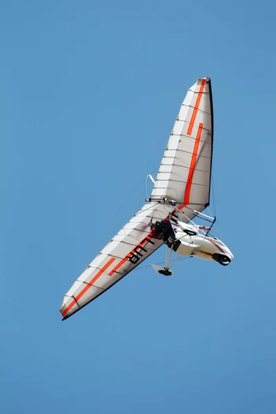 乌克兰奥德萨 在奥德萨传统航空展上的表演中 小摩托悬挂滑翔机在观众上方的蓝天高空翱翔 — 图库照片