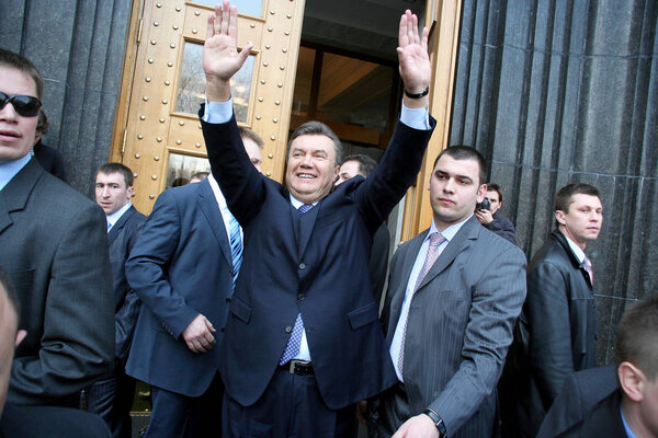 КИЕВ - 3 апреля: Четвертый президент Украины Виктор Янукович во время митинга у Кабинета Министров Украины, Виктор Ющенко, 3 апреля 2007 года в Киеве, Украина
.