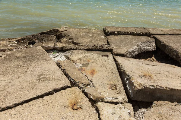 Zerstörte Betonschutzkonstruktion Der Küste Große Tiefe Risse Zwischen Den Platten — Stockfoto