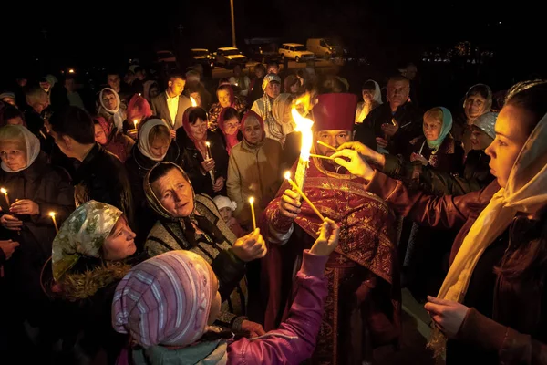 奥德萨 4月20日 朝圣者带来了神圣的圣墓 圣火仪式的忠实教区居民在奥德萨 乌克兰 2014年4月20日复活节 — 图库照片