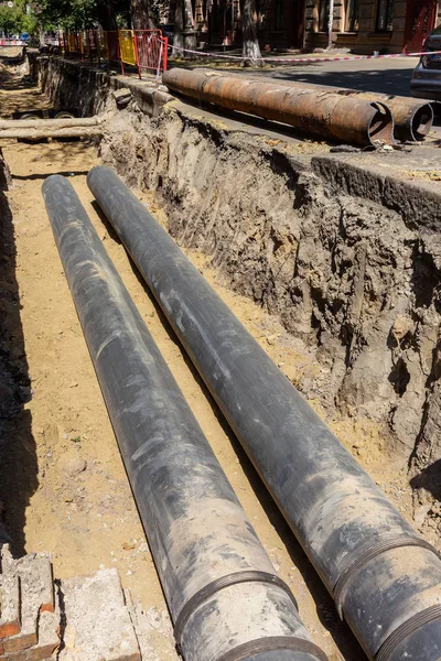 Odessa, Ukrayna - 2017 yaklaşık: Onarım şehir su kaynaklarının. Eski paslı metal borular plastik borular üzerinde değiştirme. Yeni modern teknolojiler kentsel mühendislik ağlar. Şehir su boru hattı