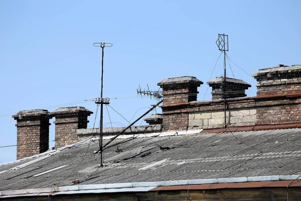 Tetto Del Vecchio Edificio Vecchi Camini Danneggiati Mattoni Antenna Televisiva — Foto Stock