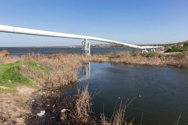 Yttre Röret Röret Stor Storlek Oljeledning Inskriptionen Ryska Olja Farligt — Stockfoto