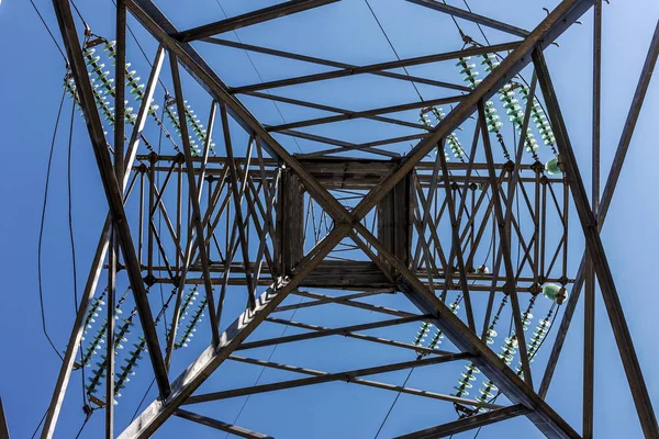 高圧送電線 高電圧送電鉄塔の異常なビュー 電気エネルギー システムの創造的な設計のための背景として — ストック写真