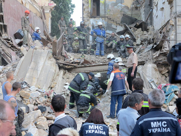 ОДЕССА, УКРАИНА - 23 мая: Жилое здание разрушено во время землетрясения. Спасатели и добровольцы и военные отделяют обломки в поисках живых, 23 мая 2013 г. Одесса, Украина
                               