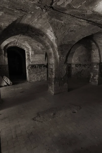 고에서 버려진된 입구입니다 요새입니다 어두운 디자인을 준비에 크리에이 던전의 신비로운 — 스톡 사진