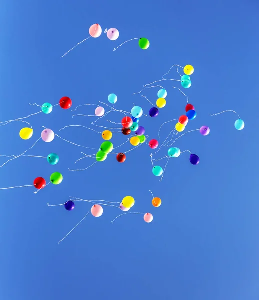 Kolorowe Piłki Nadmuchiwane Wielobarwny Latać Powietrzu Tle Drzew Błękitne Niebo — Zdjęcie stockowe