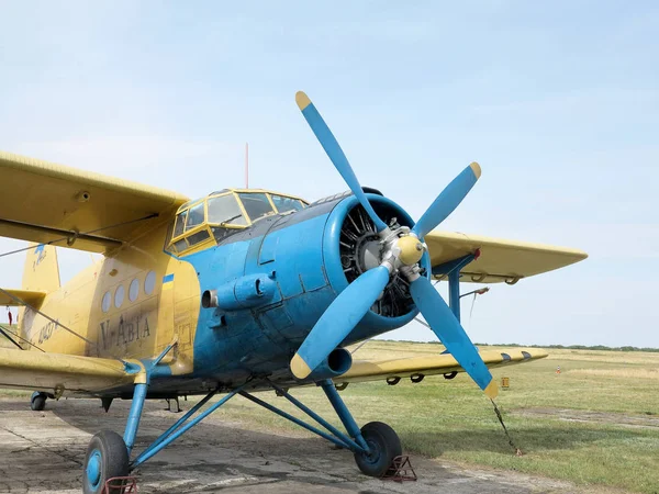 Odessa Ukrajna Június 2013 Fotó Régi Repülőgép Zöld Airfield — Stock Fotó