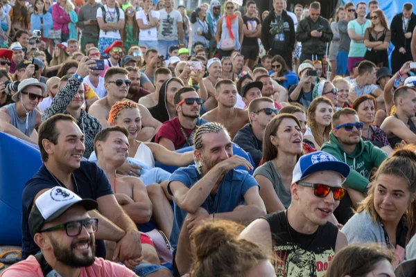 Odessa Ukrajna Augusztus 2017 Nagy Tömeg Nézők Rock Koncert Közben — Stock Fotó