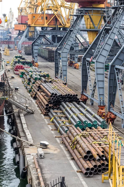 Yuvarlak Metal Borular Bir Yığın Yığın Etiketlerle Vinçler Yükleme Boyutu — Stok fotoğraf