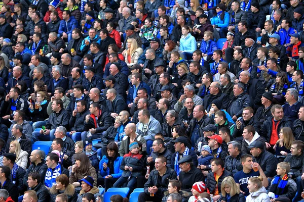 Odessa, Ukrayna - 10 Temmuz 2013: duygusal futbol taraftarları Stadı nda futbol kulübü Chernomorets, 10 Temmuz 2013, Odessa, Ukrayna bir oyun sırasında destek