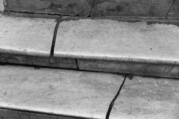 一个古老的开放式石梯 大理石的老楼梯与破坏的痕迹 一个古老的大理石楼梯 古老的破碎的台阶 古老雄伟 大理石石楼梯 — 图库照片
