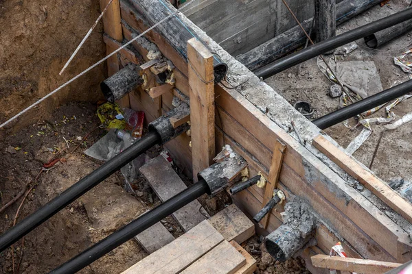 乌克兰奥德萨 2015年10月18日 现代建筑技术 在公路下通过钻孔点安装塑料管 拉拔电缆和管道钻地下冲程 现代复杂的塑料管铺设 — 图库照片