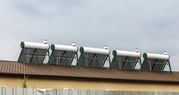 Cella Solare Sottovuoto Sistema Riscaldamento Dell Acqua Sul Tetto Della — Foto Stock