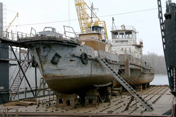 オデッサ 貿易港古い川 Ust ドナウ川 人間の古い修理川船舶 造船所のドックに船 古代の技術 2014 日オデッサ ウクライナ — ストック写真