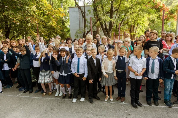 Odessa Ucrania Septiembre 2017 Línea Escolar Está Patio Escuela Con — Foto de Stock