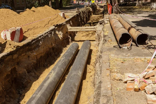 Odessa, Ukrayna - 2017 yaklaşık: Onarım şehir su kaynaklarının. Eski paslı metal borular plastik borular üzerinde değiştirme. Yeni modern teknolojiler kentsel mühendislik ağlar. Şehir su boru hattı