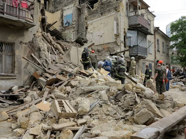 Odessa Ucrânia Maio Edifício Residencial Destruído Durante Terremoto Rescuers Volunteers Imagens De Bancos De Imagens