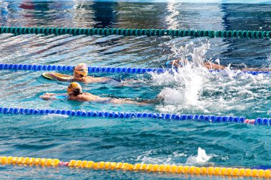 Varna, Bulgaristan - 21 Kasım 2015: spor yüzme havuzu yüzücüler çocuk eğitim sırasında. Atletik eğitim gitmek. Sağlıklı yaşam konsepti. Tren yüzücüler giriş seviyesi eğitimi