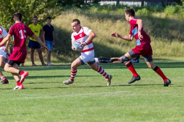 Odessa, Ukrayna - 10 Eylül 2017: Uluslararası rugby turnuva ekipleri Chisinau - Moldova ve Odessa - Ukrayna arasında. Sıkı rugby oyunu yeşil çim sahada parçası