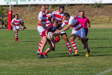 Odessa, Ukrayna - 10 Eylül 2017: Uluslararası rugby turnuva ekipleri Chisinau - Moldova ve Odessa - Ukrayna arasında. Sıkı rugby oyunu yeşil çim sahada parçası