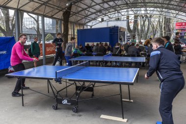 Odessa, Ukrayna - 9 Nisan 2016: masa tenisi oynarken açık havada yaz spor sezon spor olayı başlangıcı sırasında sporcular Amatörler