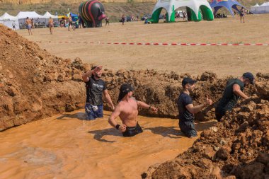 Odessa, Ukrayna-Ağustos 19, 2018: Geleneksel spor yarışları milletin. Deniz, tehlikeli engellerin üstesinden dağlık hayatta kalmak için Ukraynalı yarış yüzme ve aşırı mahkemelere tehlikeli yol